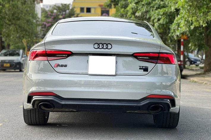 Thân xe Audi A5 Sportback thế hệ này giảm tới hơn 15 kg so với thế hệ trước nhờ vào việc sử dụng các vật liệu nhẹ. Khối lượng tổng giảm 220 kg, chỉ còn 1.470 kg. Đặc biệt, thế hệ mới của A5 Sportback còn có hệ thống hỗ trợ người điều khiển bao gồm hệ thống kiểm soát hành trình và hệ thống tiết kiệm nhiên liệu Stop & Go.