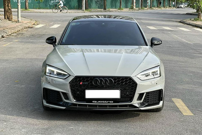 Vào thời điểm ra mắt mẫu A5 Sportback 2017 thế hệ hoàn toàn mới được phân phối chính hãng tại Việt Nam với giá khoảng hơn 2,5 tỷ đồng. Còn giá xe Audi A5 Sportback 2.0 TFSI Quattro đời 2017 hàng hiếm này đang được rao bán tại sàn xe cũ Hà Nội ở mức khoảng hơn 1 tỷ đồng.