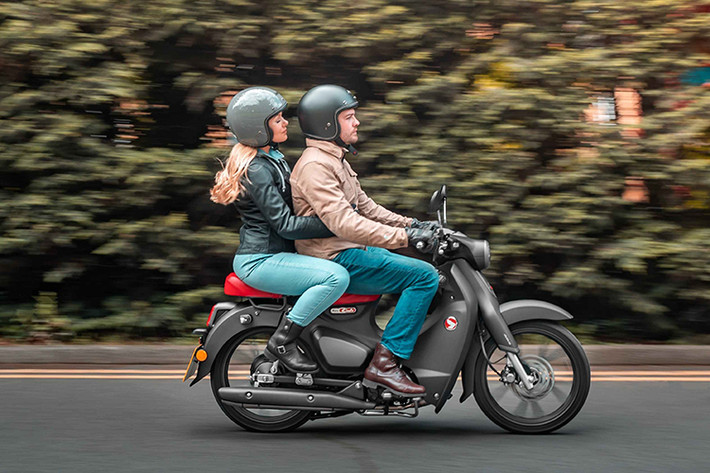 Honda Super Cub C125 2025 cũng được trình làng ở Việt Nam ngày 7/11/2024 nhập khẩu từ Thái Lan với giá bán từ 86,292 triệu đến 88,89 triệu đồng tùy phiên bản và mức thuế VAT.