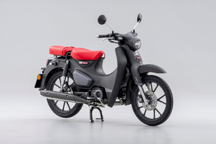 Honda Super Cub C125 huyền thoại, một trong những mẫu xe máy nổi tiếng, lần đầu tiên ra mắt vào năm 2018 với thiết kế mang phong cách cổ điển kết hợp với sự hiện đại.