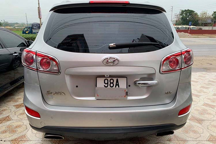 Động cơ của SantaFe phiên bản này còn trang bị công nghệ tiết kiệm nhiên liệu ECO. Khi xe chuyển động, đèn ECO hiển thị xanh, báo hiệu hệ thống hoạt động để tăng tính tiết kiệm nhiên liệu. Các trang thiết bị trên xe được nhà sản xuất ôtô Hyundai nhắm tới hàng cao cấp như chìa khóa keyless go với chức năng khởi động bằng nút bấm.