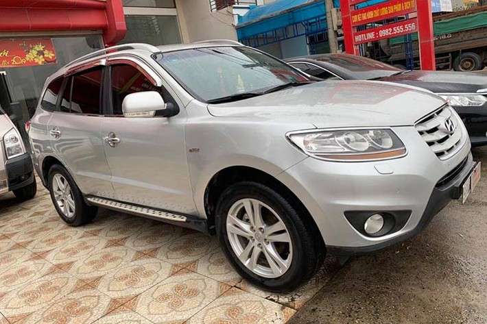 Hyundai SantaFe nội địa Hàn luôn được đánh giá cao về chất lượng và trang bị options “đồ chơi” đi kèm, chính vì thế nó luôn có giá trị bán lại cao. Ngay tại thời điểm này, để tìm được một chiếc SantaFe đời cũ "còn ngon" thì thực sự rất khan hiếm.