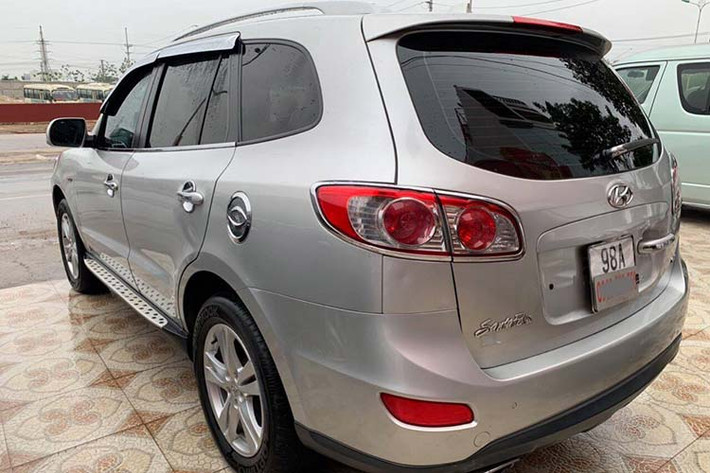Ở thời điểm 2009, chiếc giá xe Hyundai SantaFe SLX hơn 52.000 USD (tương đương khoảng 1,58 tỷ đồng). Sau khoảng gần 10 năm sử dụng, mẫu xe này trên thị trường xe ôtô cũ tại Việt Nam vẫn khá được nhiều người săn lùng để mua về sử dụng. Mức giá xe cũ trên thị trường của Hyundai SantaFe 2009 máy dầu từ khoảng 620 đến 680 triệu đồng.
