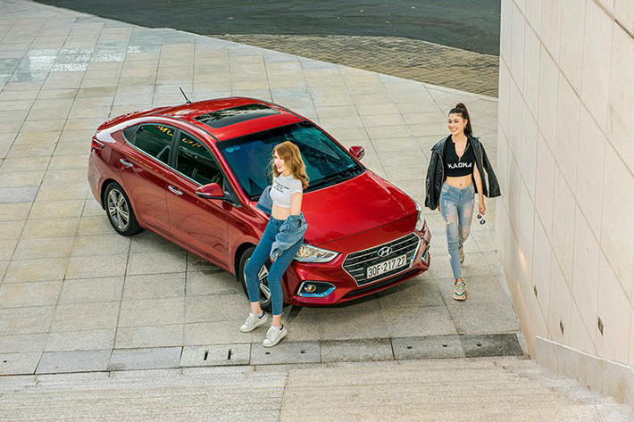 Hyundai Accent dễ dàng gây ấn tượng với khách hàng nữ giới với diện mạo trung tính, không quá cầu kỳ nhưng vẫn đủ sang trọng và tinh tế. Kích thước dòng xe này cũng ở mức vừa phải, thuận tiện sử dụng cho nhiều nhu cầu từ đi làm, dã ngoại cũng như shopping cuối tuần. Xe được trang bị ệ thống giải trí với màn hình AVN cảm ứng 7 inch, kết nối đa phương tiện, bản đồ dành riêng cho thị trường Việt Nam và dàn âm thanh 6 loa...