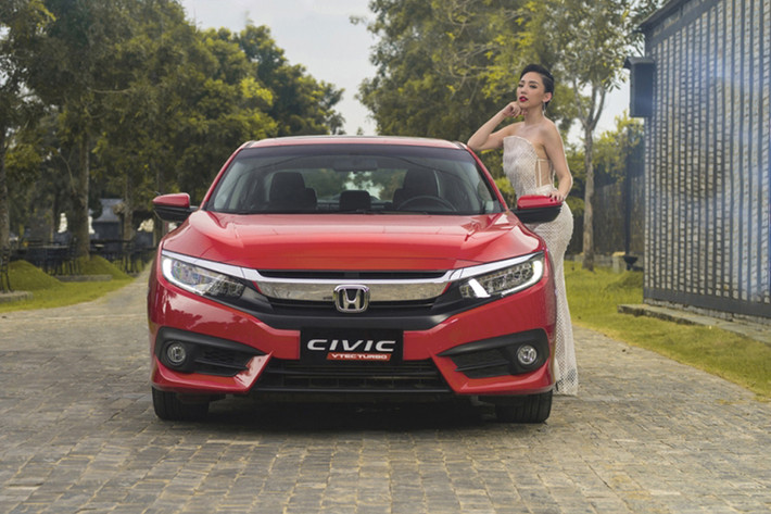 Honda Civic sở hữu thiết kế táo bạo, trẻ trung và đậm chất thể thao bậc nhất phân khúc. Và mẫu xe này cũng giúp chị em trở thành tâm điểm chú ý mỗi khi xuất hiện. Xe có kích thước không quá lớn, nhưng hội tụ đầy đủ các tính năng mà chị em cần như: màn hình giải trí cảm ứng 7 inch, tích hợp kết nối Apple CarPlay và Android Auto, điều khiển đa chức năng trên vô lăng...
