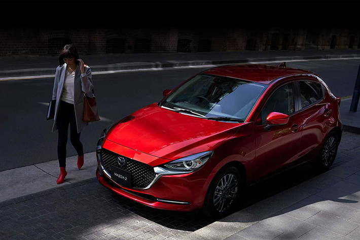 Cả hai phiên bản sedan và hatchback đều sở hữu thiết kế KODO đẹp mắt và cá tính, cùng với đó là là khoang nội thất hiện đại với nhiều công nghệ giải trí. Mazda2 đang là một trong những lựa chọn hàng đầu dành cho các chị em phụ nữ tại Việt Nam. Trang bị trên Mazda2 khá đầy đủ với màn hình thông tin giải trí kích thước 7 inch tích hợp điều khiển Mazda Connect, đầu CD, AM/FM/MP3, kết nối AUX, USB, Bluetooth...