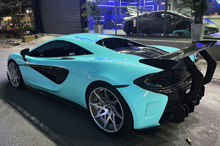 Dòng siêu xe McLaren 570S hiện đã có bản nâng cấp là McLaren 600LT cũng như phiên bản tiếp theo là một chiếc xe điện McLaren Artura. Lúc mới được ra mắt cách đây 6 năm, McLaren 570S mang trọng trách làm đối thủ với những Lamborghini Huracan LP610-4, Audi R8 V10 Plus hay Porsche 911 Turbo S.