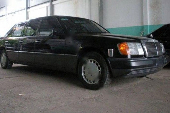 Dòng xe sang Mercedes-Benz 280E này được trang bị động cơ mã M104 với dung tích 2.8L cho công suất cực đại 193 mã lực tại 5.500 vòng/ phút, momen xoắn tối đa 270 Nm tại 3.750 vòng/ phút. Xe sử dụng hộp số tự động 4G-Tronic.