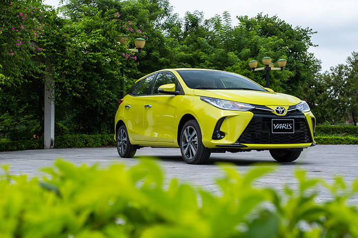Toyota Việt Nam (TMV) chính thức giới thiệu Toyota Yaris 2021 mới. Theo đó, phiên bản nâng cấp sẽ chỉ có 1 phiên bản duy nhất và 8 màu sơn ngoại thất gồm xám, đen, cam, đỏ, bạc, trắng, vàng, xanh (mới). Xe sẽ có mặt tại toàn bộ hệ thống đại lý của Toyota trên toàn quốc từ 09/10/22020.