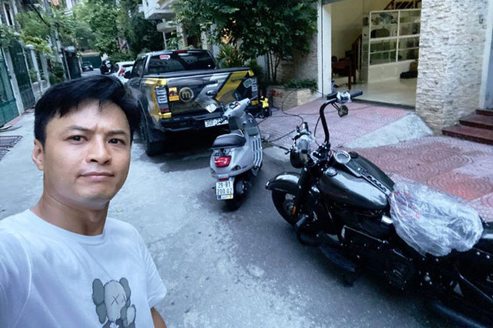 Ngoài ôtô, Hồng Đăng còn sở hữu nhiều xe phân khối lớn như Triumph Bobber, Ducati Multistrada còn trải nghiệm thêm các mẫu xe mô tô khác của bạn bè. Nam diễn viên còn hay điều khiển một chiếc xe tay ga Vespa trên đường phố.
