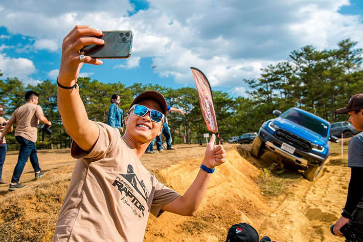 Nam diễn viên cũng thường xuyên tham gia các cuộc offroad. Đáng chú ý là anh chàng diễn viên điển trai, hào hoa còn sở hữu chiếc bán tải Ford Range Raptor có giá lên đến hơn 1,2 tỷ đồng.