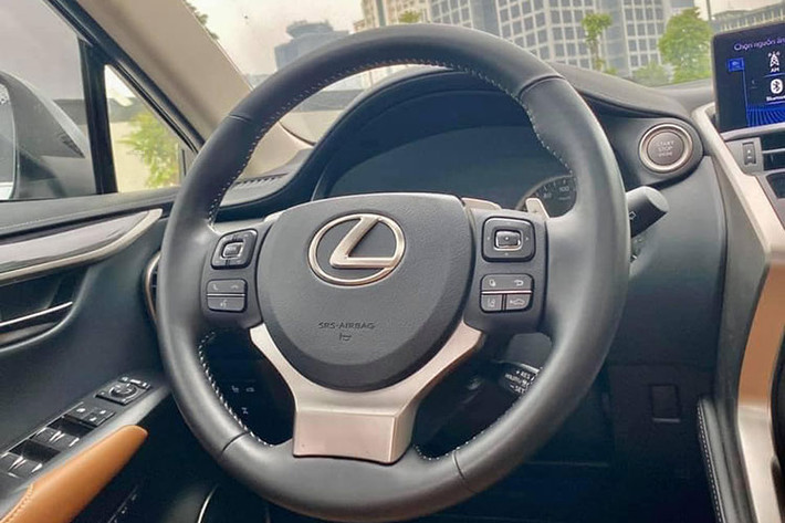 Ngoài ra, hệ thống thông tin giải trí là dàn âm thanh Lexus Premium 8 loa mới cũng đã thay thế cho hệ thống âm thanh Mark Levinson trước đây. Đồng thời xe cũng được bổ sung chức năng mở cửa sau không chạm chỉ bằng thao tác đá chân tiện lợi, dễ dàng khi khách hàng cần vận chuyển nhiều đồ đạc.