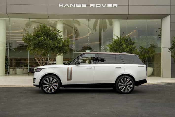 Mẫu xe SUV Range Rover SV 2024 mới nổi bật hơn nhờ những cải tiến được ứng dụng cẩn thận để làm nổi bật và hoàn thiện cho thiết kế hiện đại hơn. Cản trước và lưới tản nhiệt năm thanh độc đáo tạo nên sự khác biệt cho mẫu xe chủ lực mới, với khe hở phía dưới có năm lưỡi mạ kim loại cùng chiều rộng đầy đủ được thực hiện chính xác.