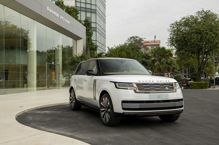 Mới đây, Land Rover đã chính thức giới thiệu mẫu xe Range Rover SV tại Việt Nam. Range Rover SV 2024 mới là phiên bản đẹp nhất trong dòng SUV sang trọng của Land Rover, mang đến nhiều lựa chọn hơn, tinh hoa của nghệ thuật thủ công cùng các tính năng mạnh mẽ hơn bao giờ hết.