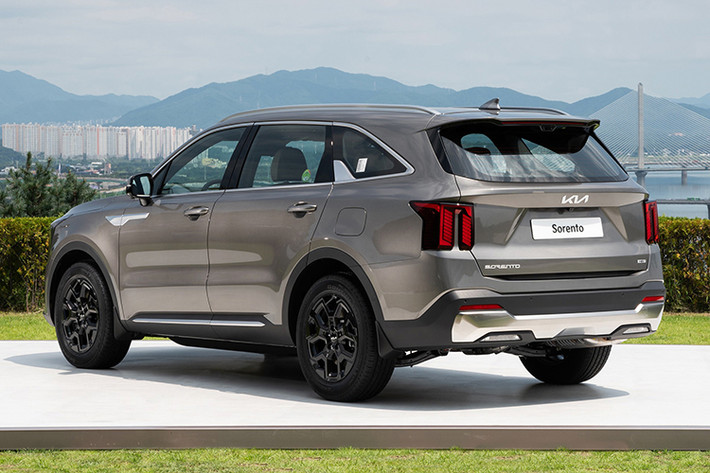 Một công nghệ mới được bổ sung trên Kia Sorento 2024 là hệ thống đọc vân tay người dùng tại cụm điều khiển trung tâm. Trang bị này cho phép người dùng dễ dàng khởi động xe hay thanh toán các khoản phí phát sinh. Xe có các bản 2.5L 4 xy lanh hút gió tự nhiên 191 mã lực, 2.5L tăng áp 281 mã lực, 1.6L hybrid 227 mã lực và 1.6L hybrid sạc điện PHEV 261 mã lực.