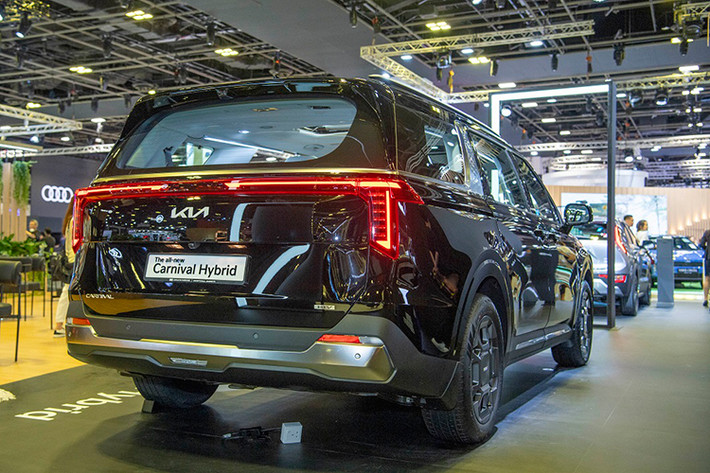 Dưới nắp ca-pô của Kia Carnival 2024 mới sẽ là hệ truyền động hybrid 1.6L tăng áp mới cho ra công suất kết hợp 242 mã lực và mô men xoắn cực đại 367 Nm. Tại thị trường Hàn Quốc, khách hàng cũng có thể lựa chọn động cơ diesel 2.2L và động cơ xăng 3.5L V6 quen thuộc.