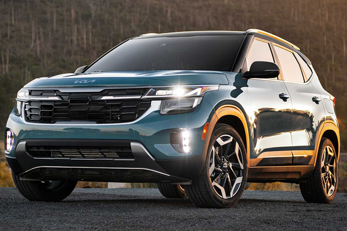 Kia Seltos 2024 nâng cấp Sau khi được giới thiệu tại Ấn Độ vào giữa tháng 7/2023, người dùng Việt Nam cũng rất mong chờ phiên bản nâng cấp của Kia Seltos 2024 sẽ về Việt Nam trong thời gian tới. Xe được tinh chỉnh thiết kế từ đèn pha, cản trước, lưới tản nhiệt, đèn hậu tới vành hợp kim mới. Seltos facelift bán ra với 18 phiên bản, gồm 3 lựa chọn động cơ, 7 màu ngoại thất và 2 tùy chọn tông màu kép.