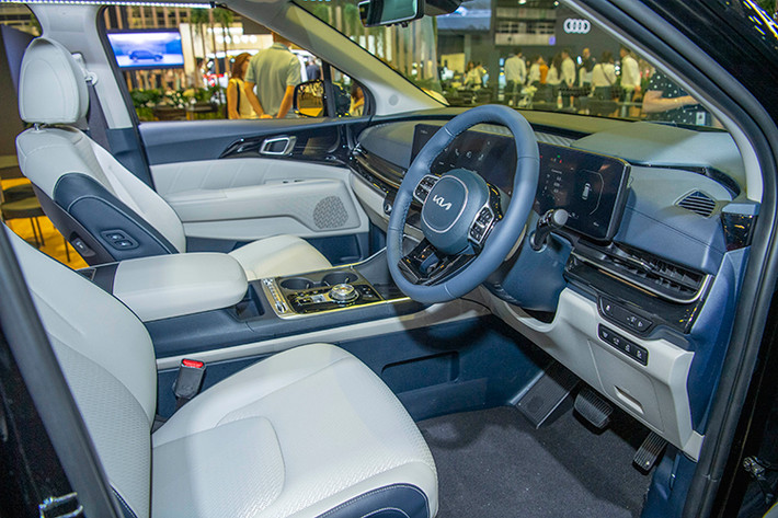Về công nghệ thì mẫu xe MPV này được cung cấp nhiều mẫu hệ thống hỗ trợ người lái, bao gồm: Hỗ trợ tránh va chạm phía trước, hỗ trợ tránh va chạm phía sau, hỗ trợ lái xe trên đường cao tốc 2. Cùng với đó là đèn pha tự động, hỗ trợ mở cửa xe an toàn, hỗ trợ giữ làn đường, hỗ trợ đỗ xe thông minh từ xa và phát hiện phương tiện cắt ngang phía sau...