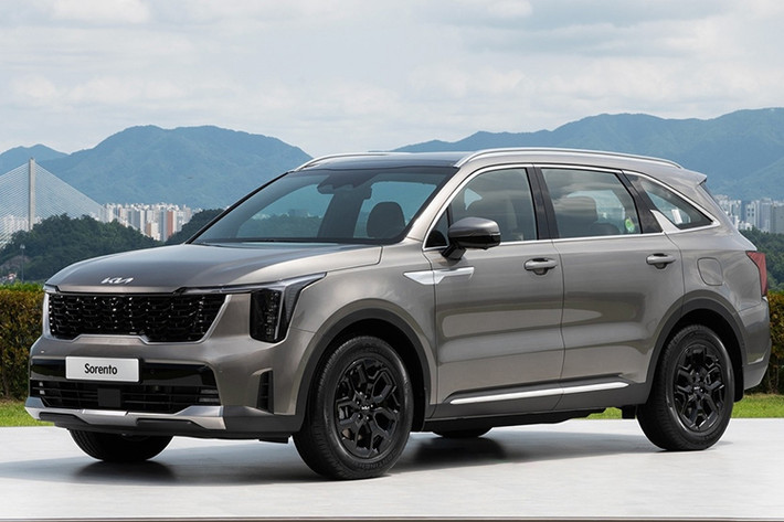 Kia Sorento 2024 mới Kia Sorento facelift sở hữu thiết kế mới đáng chú ý như: cặp đèn pha LED được thiết kế theo dạng dọc đi cùng giao diện đèn ban ngày cũng được thay mới. Nội thất xe có cặp màn cong là sự kết hợp giữa màn cảm ứng trung tâm và bảng đồng hồ kỹ thuật số có kích thước 12,3 inch. Ngay bên dưới màn hình này là hốc gió điều hòa mảnh mai, dải đèn nền mới và hệ thống điều khiển điều hòa.