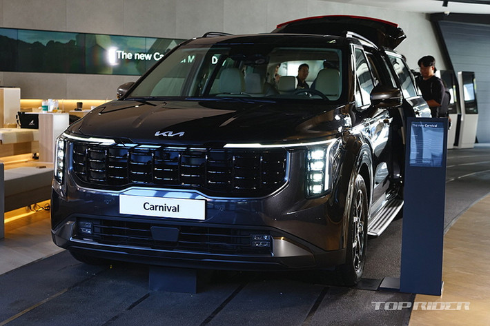 Kia Carnival 2024 nâng cấp Bản nâng cấp của Carnival thế hệ thứ 4 mang phong cách SUV rõ ràng hơn, với khái niệm "sự táo bạo hiện đại" dựa trên triết lý thiết kế "Opposites United" (sự thống nhất những mặt đối lập) của Kia. Xe được trang bị cụm đèn pha thẳng đứng và đèn ban ngày dạng ánh sáng bản đồ sao nhằm tạo ra hình ảnh mang tính tương lai.