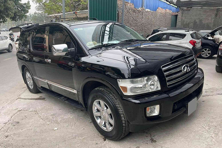 Một chiếc Infiniti QX56 đời 2004 đang được rao bán trên thị trường xe cũ tại Việt Nam với mức giá khoảng hơn 400 triệu đồng. Người bán ví mức giá này "rẻ như Kia Morning", nhưng không cung cấp thông tin chi tiết về tình trạng xe hay chỉ số ODO (quãng đường đã di chuyển) sau hơn hai thập kỷ xuất xưởng.