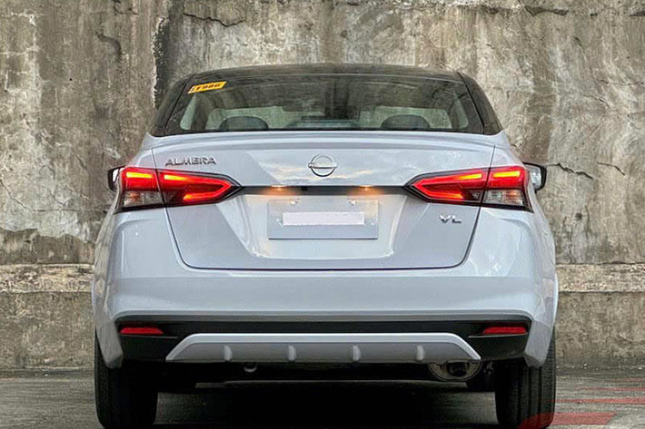 Hiện một số đại lý đã bắt đầu nhận cọc và chưa công bố giá xe Nissan Almera 2024, nhưng dự kiến sẽ không thấp hơn bản cũ. Nissan Almera tại Việt Nam có giá cao nhất 595 triệu đồng, hơn đáng kể so với Hyundai Accent (569 triệu đồng) và Toyota Vios (545 triệu đồng).