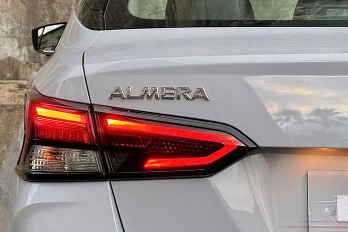 Là bản facelift, Almera 2024 vẫn giữ nguyên tổng thể thiết kế nhưng có sự điều chỉnh nhẹ ở phần đầu xe mang lại diện mạo mới mẻ. Hình ảnh thực tế cho thấy xe sở hữu màu sơn mới là xám ánh xanh, thay thế cho tùy chọn màu cam từng có ở phiên bản cũ.