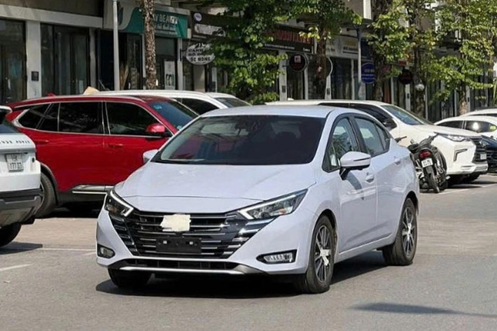 Mới đây, những hình ảnh đầu tiên của một mẫu sedan được che chắn kỹ lưỡng xuất hiện trên đường phố Việt Nam đã được chia sẻ rộng rãi trên mạng xã hội. Dựa vào thiết kế tổng thể, các chuyên gia nhận định đây chính là Nissan Almera 2024 mới.