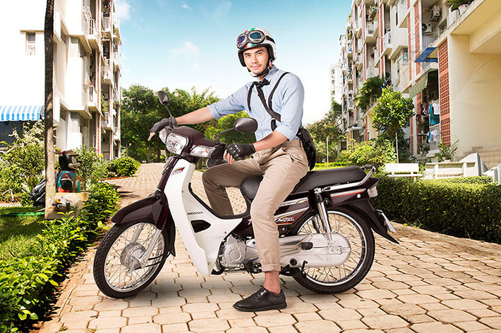 Honda Super Dream lắp ráp Việt Nam Năm 1996, Honda được cấp phép đầu tư vào Việt Nam. Tháng 12/1997, Honda Việt Nam cho ra mắt Honda Super Dream - chiếc Dream được Việt hóa với động cơ và thiết kế tương tự Dream II của Thái nhưng giá rẻ hơn rất nhiều. Honda Super Dream 1997 được trang bị động cơ 1 xi-lanh, 4 kỳ SOHC có kết cấu đơn giản, dễ sửa chữa và cực kỳ bền bỉ.