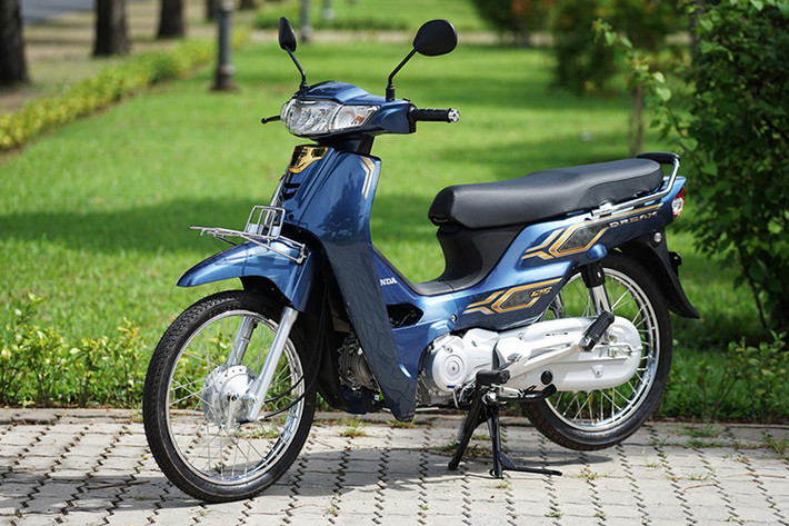 Những chiếc Honda Dream hiện vẫn được sản xuất tại một số nước châu Á, đơn cử như Honda Campuchia vừa tung phiên bản 2024 với mức giá khoảng khoảng 2.500 USD (tương đương 61 triệu đồng). Tuy nhiên khi được nhập về Việt Nam, mẫu xe này bị đội giá lên tới hơn 100 triệu đồng, điều này chứng to sau hàng chục năm, sức hút của Honda Dream với người tiêu dùng vẫn không hề giảm.