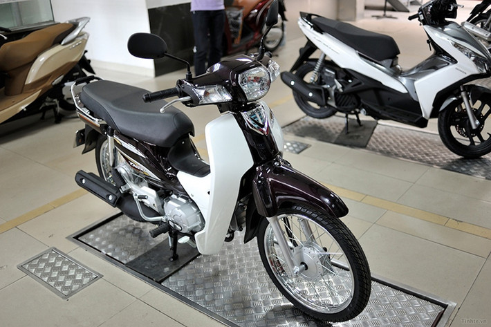 Honda Super Dream lắp ráp Việt Nam sở hữu động cơ dung tích thực 97 cc, đạt công suất tối đa 8 mã lực và mô-men xoắn cực đại 8,1 Nm. Xe được trang bị hộp số vòng 4 cấp. Tuy nhiên, với tâm lý ưa chuộng hàng ngoại, Super Dream không thực sự được người tiêu dùng đánh giá cao.