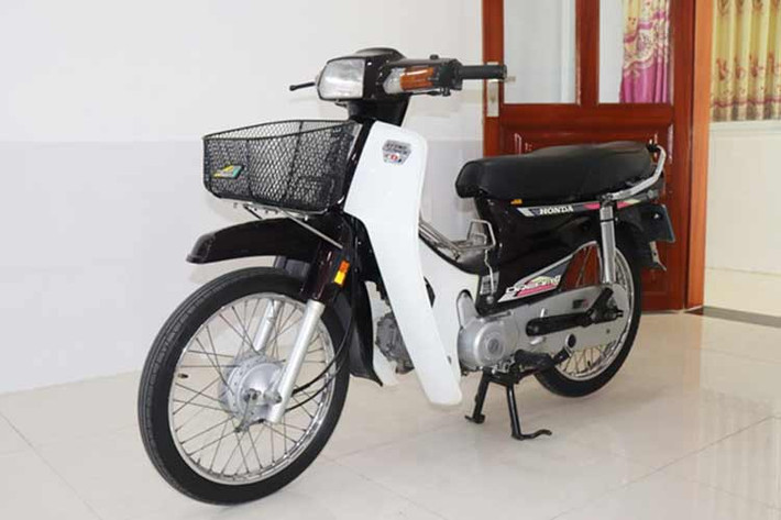 Dream II - huyền thoại những năm 90 Xe máy Honda Dream bắt đầu được bán tại Thái Lan từ năm 1985 với tên gọi Dream II sử dụng động cơ 100cc, cơ cấu đạp nổ và mang số hiệu HAE05E. Ngoài ra, ở các thị trường khác, Honda Dream cũng xuất hiện nhưng với tên gọi khác như Super Cub 100EX tại Nhật, Honda EX5 tại Malaysia, Astrea Prima tại Indonesia... và được nhập khẩu khá ít về Việt Nam bởi giá thành quá cao thời điểm đó.