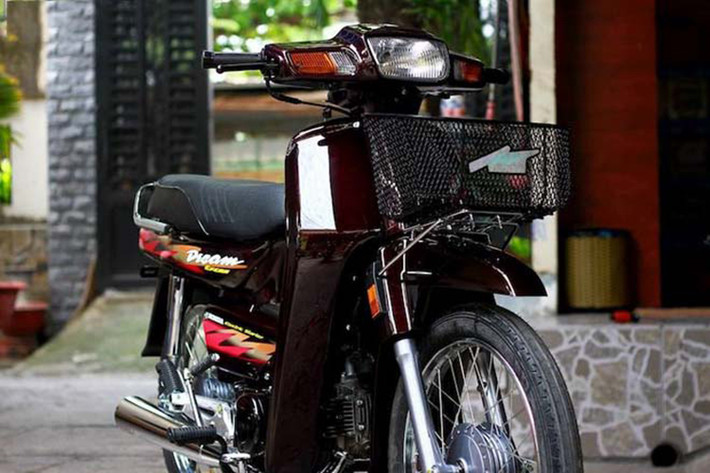 Honda Dream lùn - Dream Exces Cùng với Dream II thì một dòng xe phổ thông được nhập khẩu từ Thái Lan trong những năm thập niên 90 chính là "Dream lùn" - chiếc xe này có tên gọi tại thị trường Thái Lan là Dream 100 hay Dream Exces. So với Dream "cao" thì chiếc Honda Dream lùn có thiết kế mềm mại hơn, liền lạc hơn thay vì vuông thành sắc cạnh. Khi nhập về Việt Nam, hầu hết Dream lùn đều có màu mận chín, và một số khác có màu đen, xanh...