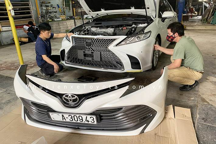 Những chiếc Toyota Camry độ Lexus sẽ được làm mới cản trước cùng mặt lưới tản nhiệt hình con suốt “Spindle Grille” đã được tạo hình mô phỏng theo mẫu cản của Lexus LS với gói trang bị thể thao F-Sport.