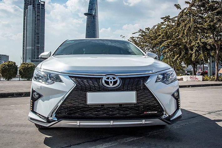 Các dòng xe Toyota thường có khá nhiều phụ kiện trang trí, trong đó phong cách nâng đời lên giống xe Lexus khá được ưa chuộng. Trước đây kiểu nâng cấp này phổ biến trên các dòng xe đời cũ, nay với Toyota Camry thế hệ mới cũng đã bắt đầu có nhiều phụ kiện dành cho chủ xe thích phong cách Lexus.