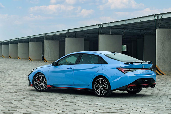 Hyundai Elantra N 2023 mới được phát triển trên mẫu Elantra thế hệ thứ 7 ra mắt người dùng Việt cách đây không lâu. Xe có chiều dài x rộng x cao tương ứng 4.675 x 1.825 x 1.430 mm cùng chiều dài cơ sở 2.720 mm - không khác biệt các phiên bản Elantra còn lại.