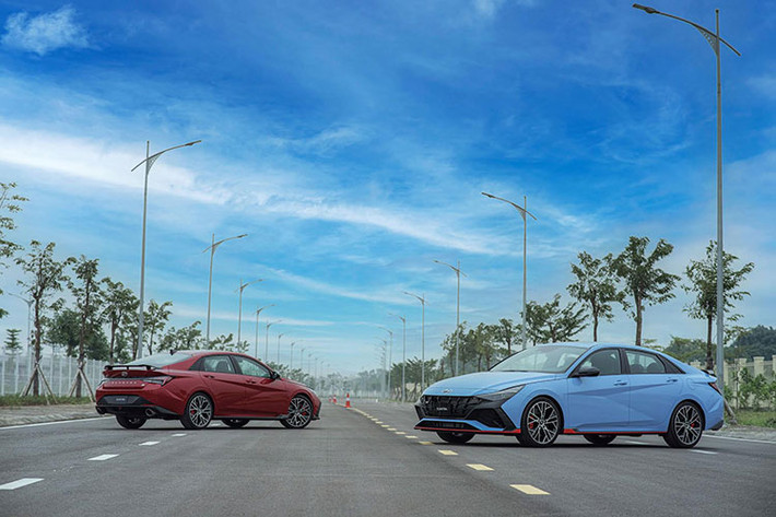 Một số cải tiến khác về mặt vận hành của Elantra N gồm hệ thống phanh hiệu suất cao với đĩa phanh kích thước lớn hơn, trục dẫn động tích hợp IDA, hệ thống lái loại R-MDPS với mô-tơ trợ lực lái được đặt trực tiếp trên bánh răng thước lái giúp truyền tải phản hồi động cơ, mặt đường chính xác hơn. Mức giá xe Hyundai Elantra N 2023 tại Việt Nam hiện chưa được công bố.