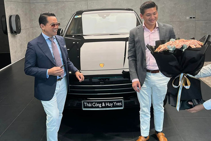 Thái Công cùng bạn trai kém 17 tuổi đã sang đại lý chính hãng để xem mắt 2 chiếc SUV này và sau đó chốt đơn mẫu xe Cayenne. Chiếc xe SUV Porsche Cayenne của Thái Công mới mua có ngoại thất sơn màu đen và nội thất màu nâu. Hiện tại, giá xe Porsche Cayenne 2022 tiêu chuẩn từ 4,72 tỷ đồng và cao nhất lên đến 12,25 tỷ đồng cho bản Porsche Cayenne Turbo GT 2022.