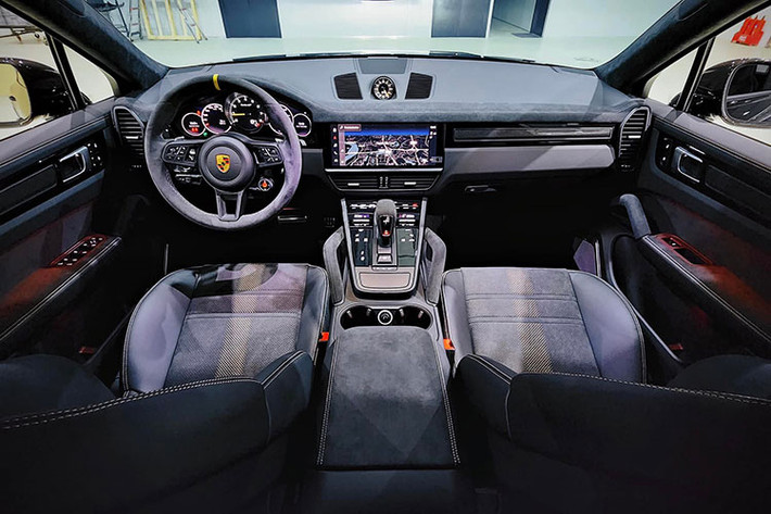 Ra mắt giữa thời cơn bão SUV đổ bộ, nên so với thế hệ trước, Porsche Cayenne 2022 ít bảo thủ hơn, khác biệt hơn so với anh cả 911, trông hào nhoáng hơn, mạnh mẽ hơn, cao ráo hơn trong bộ khung gầm có kích thước tổng thể lần lượt là 4.918 x 1.983 x 1.696 (mm).