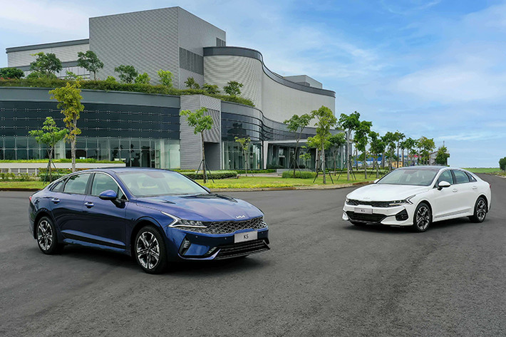 Vị trí cuối cùng trên bảng xếp hạng top xe bán chậm nhất năm 2024 gọi tên KIA K5 với doanh số 301 xe. K5 đang bán tại Việt Nam có 3 lựa chọn phiên bản cùng giá niêm yết từ 859 - 999 triệu đồng.