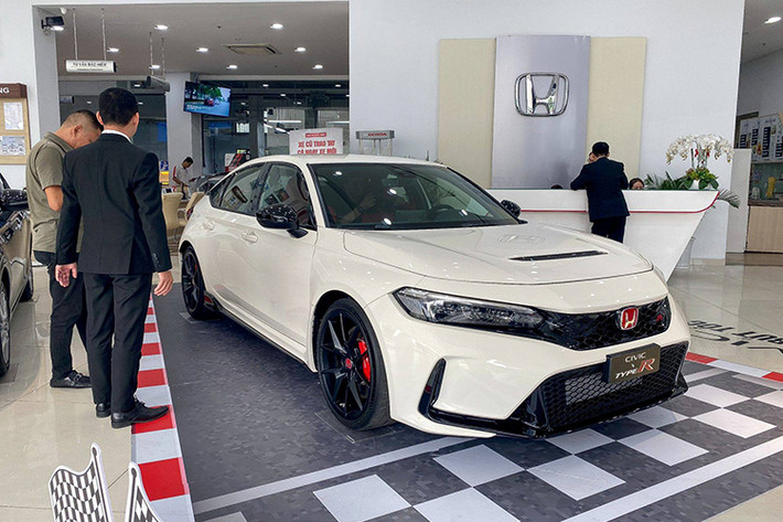 Vị trí thứ 4 gọi tên Honda Civic Type R với 11 xe xuất xưởng thành công trong năm. Giá bán cao (2,999 tỷ đồng) cùng mục tiêu khách hàng hướng tới là giới chơi xe thể thao đã khiến doanh số Civic Type R bị hạn chế.