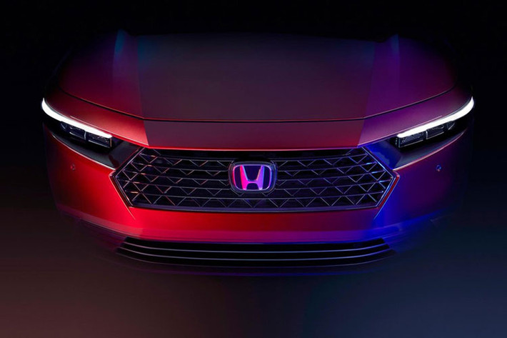 Qua đó, có thể thấy mẫu xe sedan Honda Accord 2023 sở hữu thiết kế thay đổi đáng kể so với trước. Cụ thể, thế hệ thứ 11 của mẫu sedan hạng trung này được trang bị lưới tản nhiệt hình lục giác với mắt lưới hình quả trám mới. Lưới tản nhiệt nối liền với cụm đèn pha LED thanh mảnh và sắc sảo hơn, nằm sâu trong hốc. Ngoài ra, đèn pha còn tích hợp dải đèn LED định vị ban ngày mới.