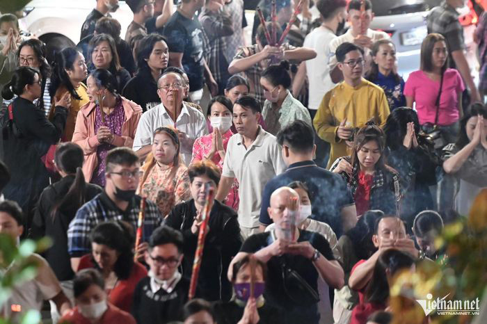 Tại chùa Vĩnh Nghiêm (quận 3, TPHCM), hàng trăm người dân cũng đi lễ ngay từ 0h ngày 1 Tết.