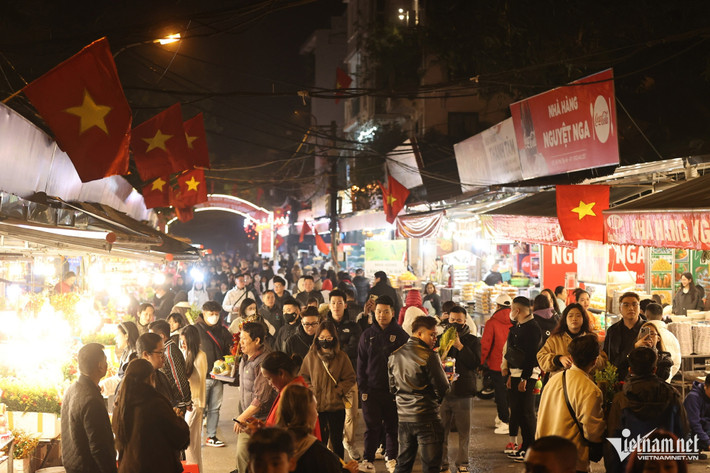 Phủ Tây Hồ (Hà Nội) đông nghẹt người ngay từ 0h ngày mùng 1 Tết Ất Tỵ.