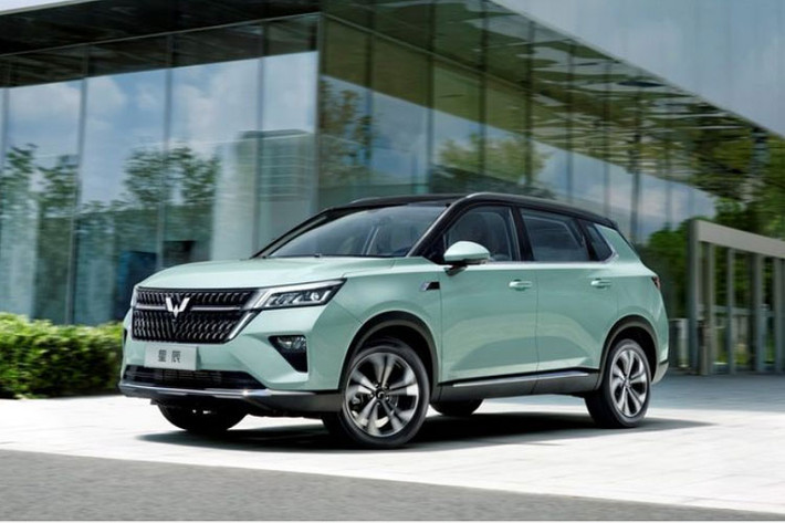 Không chỉ chậm, Wuling Asta 2021 còn có cảm giác lái kém tinh tế và khá ồn khi vận hành. Cảm giác khi ôm cua của xe cũng không được phóng viên Wheelsboy đánh giá cao. Tương tự người anh em cùng thương hiệu Wuling Hongguang Plus, mẫu SUV này mang đến cảm giác bồng bềnh khi chạy trên những đoạn đường xóc... Tuy nhiên về tổng thể, nó vẫn có thể vẫn tạm chấp nhận được so với tầm giá.