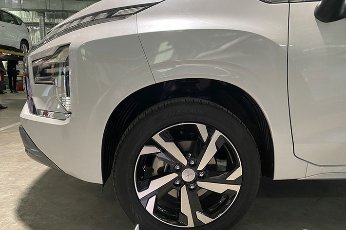Kích thước của Mitsubishi Xpander 2022 dài và cao hơn đôi chút so với bản tiền nhiệm tạo cảm giác trông cao cấp hơn. Khoảng sáng gầm đã tăng từ 220 mm lên 225 mm, lớn nhất trong phân khúc MPV cỡ nhỏ, giúp cải thiện khả năng off-road của Xpander thế hệ mới.