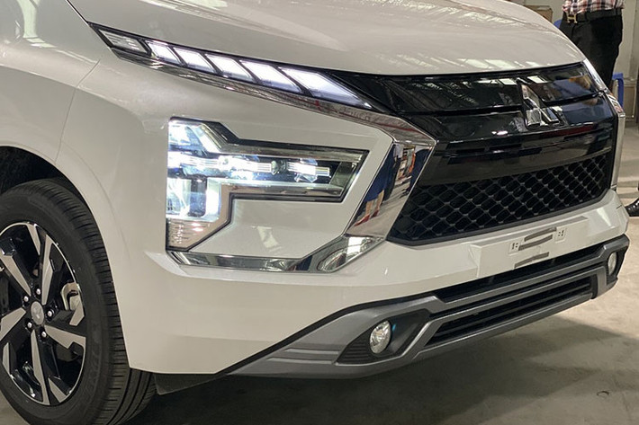 Ngoài ra, đèn hậu LED phía sau đuôi xe cũng có đồ họa hình chữ T, và còn có đèn phanh LED để cải thiện tầm nhìn khi lái xe. Mitsubishi Xpander 2022 facelift mới đã nâng kích thước la-zăng lên 17 inch với hai tông màu thay vì 16 inch như trước đây.