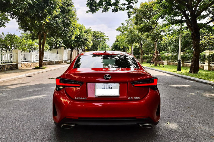 Phần đuôi, mẫu xe sang Lexus RC 300 2020 mới cũng sử dụng đèn phanh LED với thiết kế góc cạnh, bên ngoài cùng là khe gió khí động học. Trong khi đó, cản sau xe bằng nhựa đen tích hợp ống xả mạ crom 2 bên cân đối, camera/cảm biến lùi là những trang bị tiêu chuẩn không thể thiếu của xe hơi hiện nay.