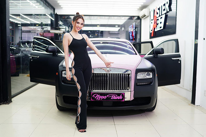 Dàn áo mới này đã giúp cho chiếc xe siêu sang Rolls-Royce Ghost của Ngọc Trinh nổi bật hơn. Chưa dừng lại đó, "nữ hoàng nội y" còn bọc lại cho nội thất xe tông màu hồng đậm yêu thích của mình từ ghế ngồi cho đến trần xe đầy sao.