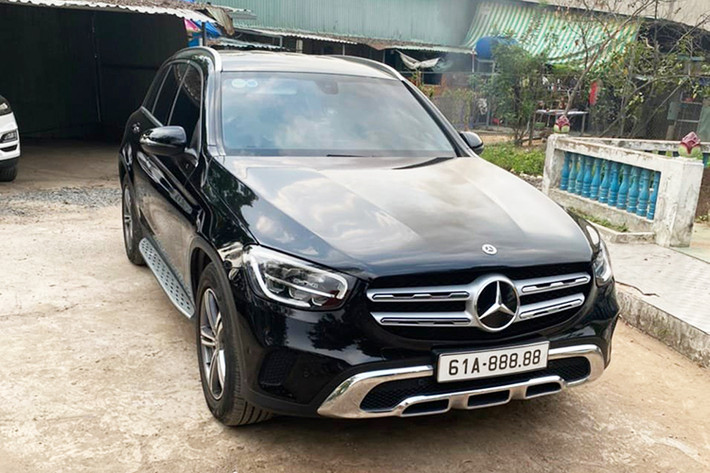 Những chiếc xe ôtô bỗng trở nên có giá trị gấp vài lần khi "khoác" lên mình biển số đẹp là điều không còn quá xa lạ ở Việt Nam. Có những chiếc xe đã tăng gấp 3 lần giá trị khi được gắn biển số đẹp như "ngũ quý, tứ quý..." và chiếc Mercedes-Benz GLC 200 4Matic biển đẹp trong bài viết là một ví dụ điển hình.